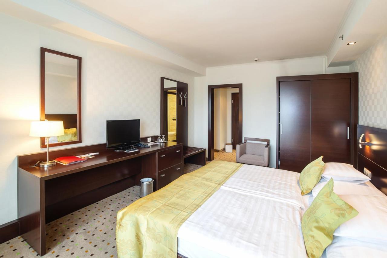 Hunguest Hotel Gyula Exterior photo