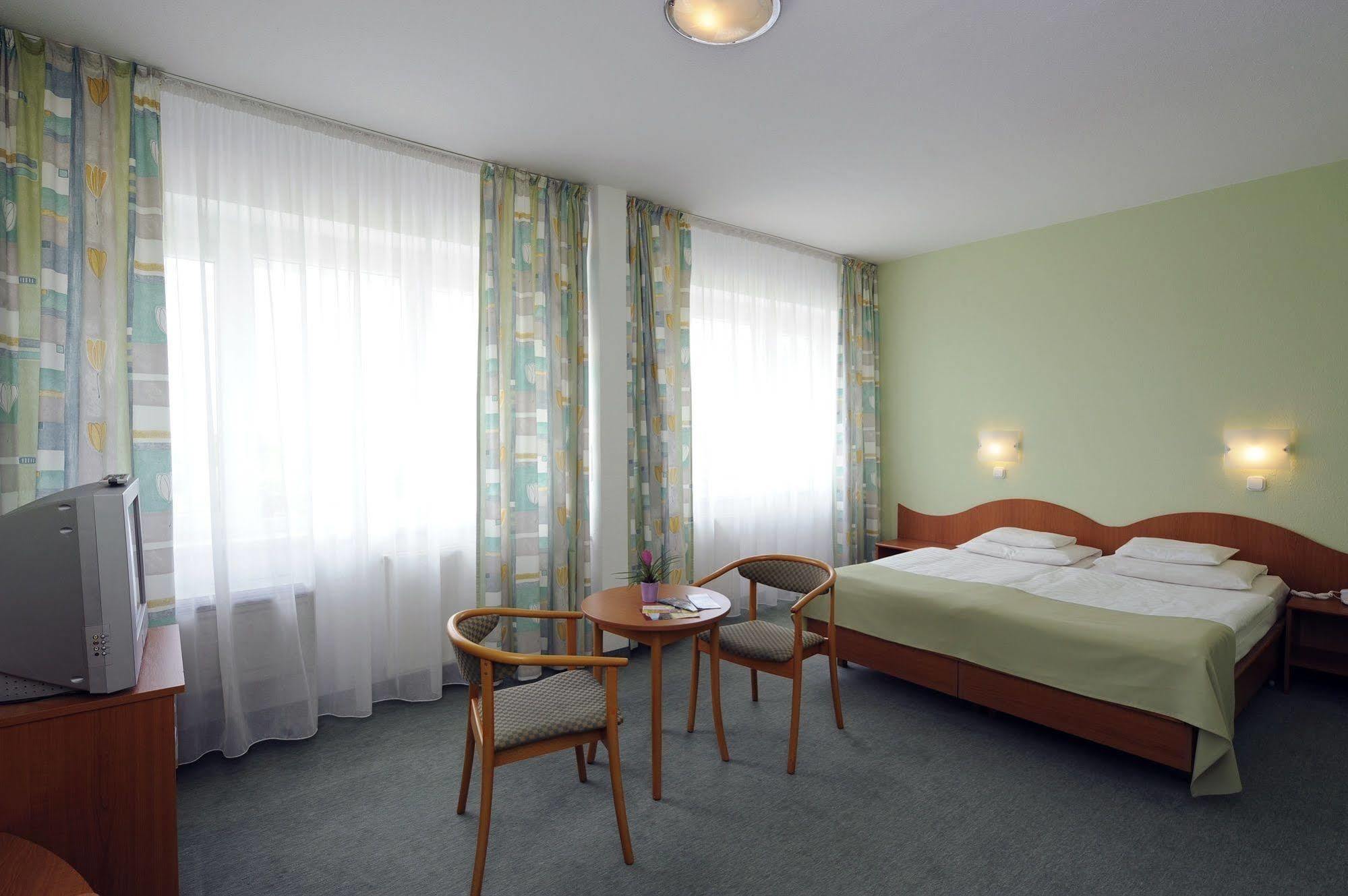 Hunguest Hotel Gyula Exterior photo